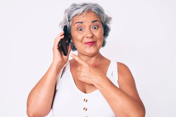 Ältere Hispanische Grauhaarige Frau Unterhält Sich Auf Dem Smartphone Und — Stockfoto