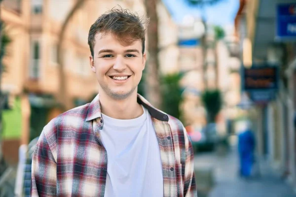 Joven Hombre Caucásico Sonriendo Feliz Pie Ciudad —  Fotos de Stock