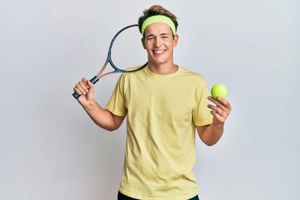 Bonito Homem Caucasiano Jogando Tênis Segurando Raquete Bola Olhando Positivo — Fotografia de Stock