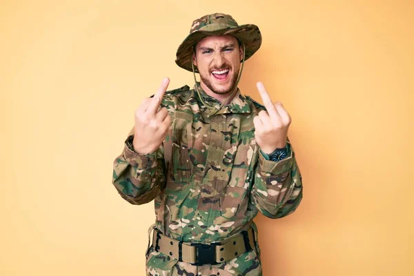 Young Caucasian Man Wearing Camouflage Army Uniform Showing Middle Finger — Foto de Stock