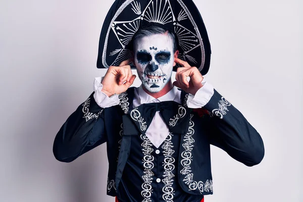 Mladý Muž Oblečený Mexického Dne Mrtvých Kostýmu Přes Bílé Zakrývající — Stock fotografie