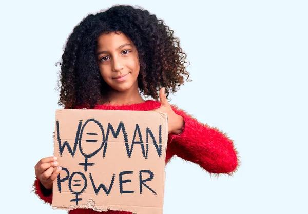 Kıvırcık Saçlı Afro Amerikan Çocuğu Elinde Kadın Güç Pankartı Mutlu — Stok fotoğraf