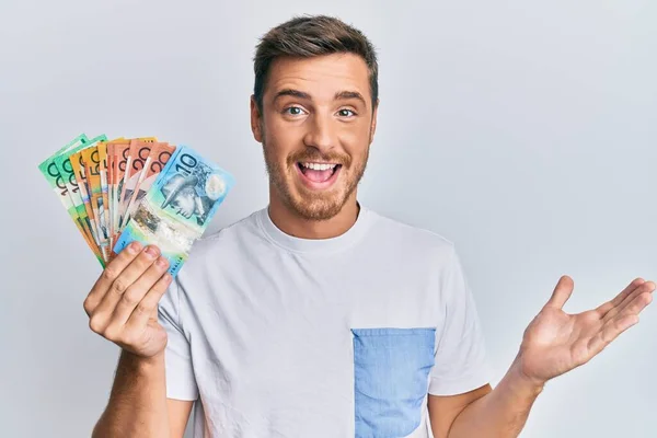 Hombre Caucásico Guapo Sosteniendo Dólares Australianos Celebrando Logro Con Sonrisa —  Fotos de Stock