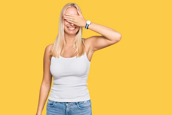 Menina Loira Jovem Vestindo Estilo Casual Com Camisa Sem Mangas — Fotografia de Stock