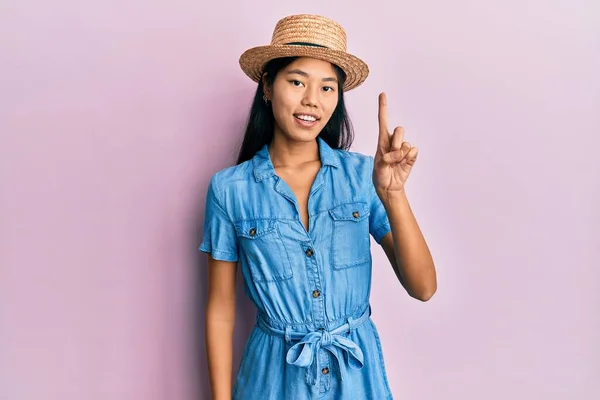 Jonge Chinese Vrouw Met Zomerhoed Lachend Met Een Idee Vraag — Stockfoto