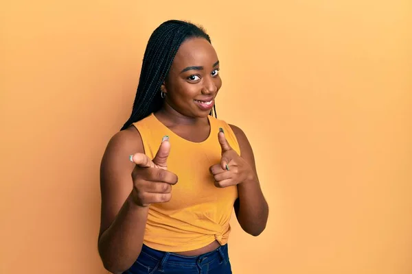 Jovem Afro Americana Vestindo Roupas Casuais Apontando Dedos Para Câmera — Fotografia de Stock