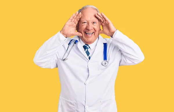 Starší Pohledný Šedovlasý Muž Lékařském Kabátě Stetoskopu Vesele Usmívající Hrající — Stock fotografie
