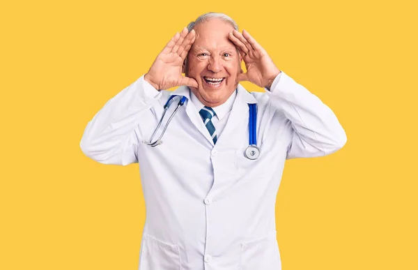 Homem Cabelos Grisalhos Bonito Sênior Vestindo Casaco Médico Estetoscópio Sorrindo — Fotografia de Stock