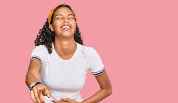 Jovem Afro Americana Vestindo Roupas Casuais Rindo Você Apontando Dedo — Fotografia de Stock