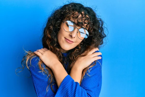 Gündelik Kıyafetler Gözlük Takan Genç Spanyol Kız Kendine Sarılıyor Mutlu — Stok fotoğraf
