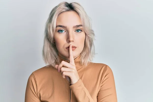 Junges Blondes Mädchen Lässiger Kleidung Das Mit Dem Finger Auf — Stockfoto