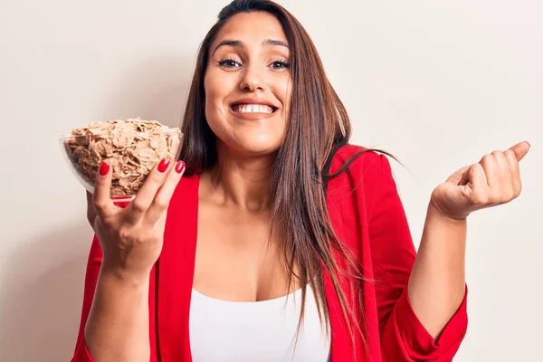 Joven Mujer Morena Hermosa Sosteniendo Tazón Cereales Copos Maíz Gritando — Foto de Stock