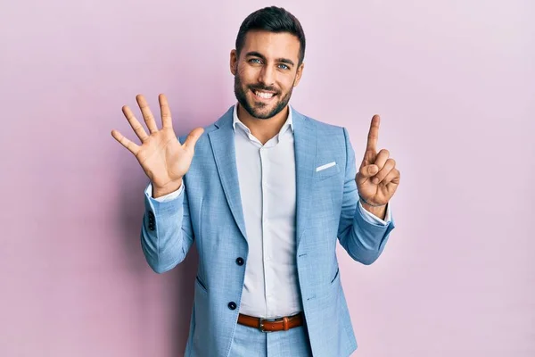 Genç Spanyol Adamı Ceketi Giyiyor Altı Numaralı Parmaklarını Göstererek Gülümsüyor — Stok fotoğraf