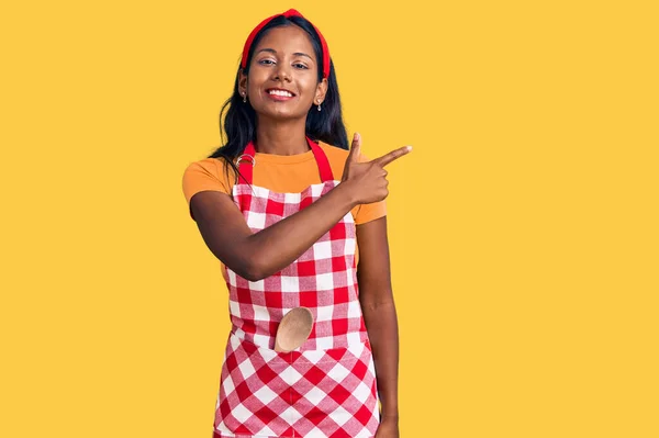 Молода Індійська Дівчина Професійному Пекарському Фартусі Весела Посмішкою Обличчя Спрямованою — стокове фото