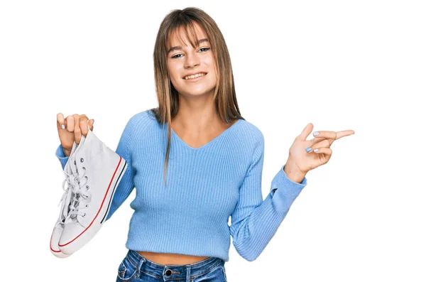 Kafkasyalı Genç Bir Kız Beyaz Ayakkabılarını Kutudan Alıyor Mutlu Bir — Stok fotoğraf