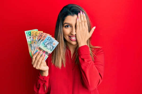 Belle Femme Brune Tenant Des Dollars Australiens Couvrant Oeil Avec — Photo