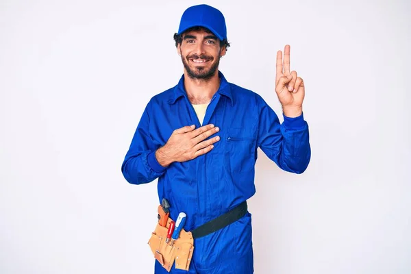 Bonito Jovem Com Cabelo Encaracolado Urso Weaing Handyman Uniforme Sorrindo — Fotografia de Stock