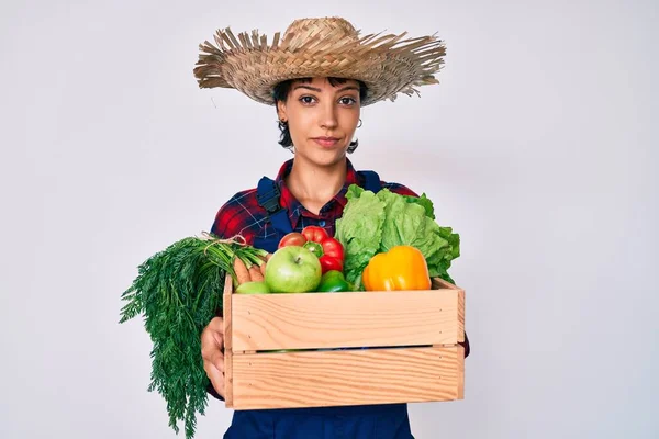 Hermosa Mujer Morena Vistiendo Ropa Granjero Sosteniendo Verduras Relajadas Con — Foto de Stock