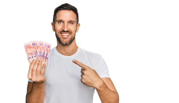 Hombre Guapo Con Barba Sosteniendo Billetes Sudafricanos Rand Sonriendo Feliz —  Fotos de Stock