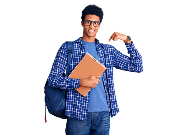 Joven Hombre Afroamericano Vistiendo Mochila Estudiante Sosteniendo Libro Mirando Confiado —  Fotos de Stock