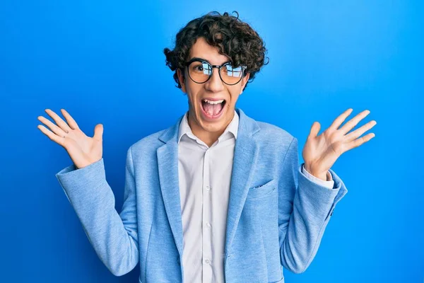 Ceketi Gözlük Takan Spanyol Genç Adam Zaferi Mutlu Bir Gülümsemeyle — Stok fotoğraf