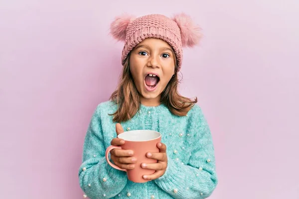 Niña Hermosa Sosteniendo Taza Rosa Usando Lindo Sombrero Lana Celebrando — Foto de Stock