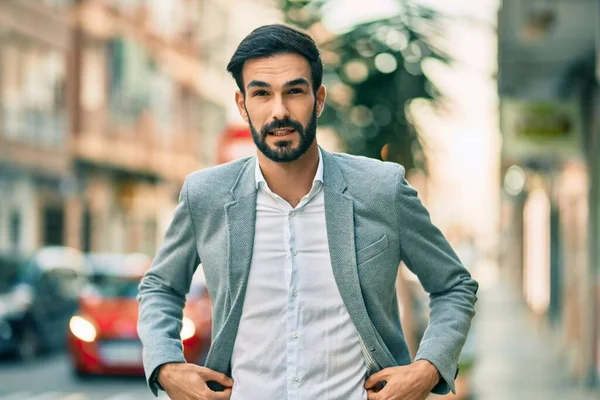 Jovem Empresário Hispânico Sorrindo Feliz Cidade — Fotografia de Stock