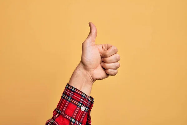 Hand Caucasian Young Man Showing Fingers Isolated Yellow Background Doing — Stock Photo, Image