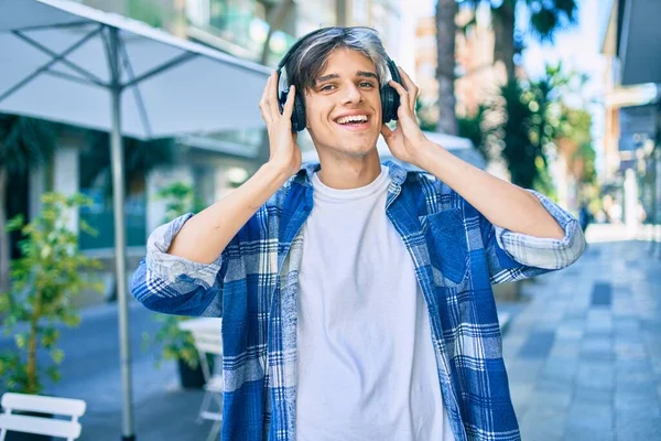 Jovem Hispânico Sorrindo Feliz Usando Fones Ouvido Andando Cidade — Fotografia de Stock