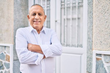 Son sınıf öğrencisi gülümseyerek şehirde mutlu mesut yürüyor..