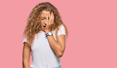 Güzel beyaz beyaz tişört giyen, yarı yüz, göz ve ağızla esnemekten yorgun düşmüş beyaz bir kız. Yüzüm acıyor.. 