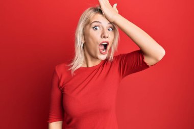 Gündelik kıyafetler giyen genç sarışın kız bir hata yüzünden el ele tutuşup şaşırdı. Hatayı hatırla. Unuttum, kötü hafıza kavramı. 