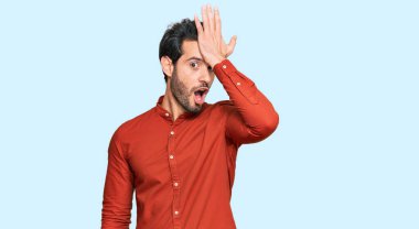 Gündelik giysiler giyen genç İspanyol bir adam hata için el ele tutuşup şaşırdı. Hatayı hatırla. Unuttum, kötü hafıza kavramı. 