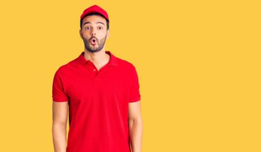 Genç, yakışıklı, kurye üniforması giyen, ağzı açık, korkmuş ve hayrete düşmüş bir İspanyol. 