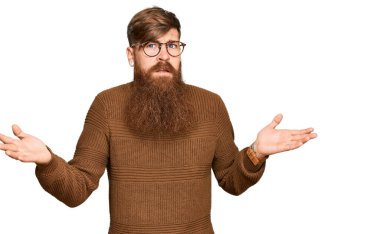 Genç İrlandalı kızıl adam, günlük kıyafetler ve gözlük takıyor. Hiçbir şeyden habersiz ve kolları açık, hiçbir fikri yok.. 
