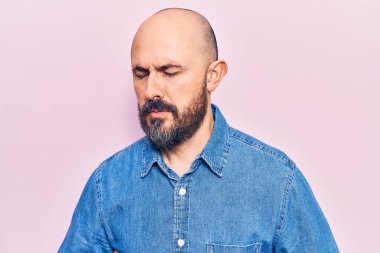 Genç ve yakışıklı bir adam midesi üstünde sıradan kıyafetler giyiyor çünkü hazımsızlık, acı verici bir hastalık ve kendini iyi hissetmiyor. Ağrı kavramı. 