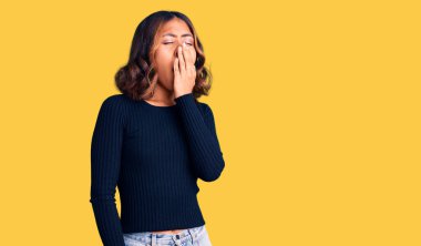 Genç, güzel, melez bir kadın günlük kıyafetler giyiyor. Ağzı eliyle kapatmaktan sıkılmış. Huzursuz ve uykulu.. 