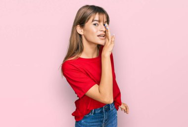 Kafkasyalı genç bir kız, günlük kırmızı tişörtler giyip el üstünde gizli söylentiler yayıyor, kötü niyetli konuşmalar fısıldıyor. 