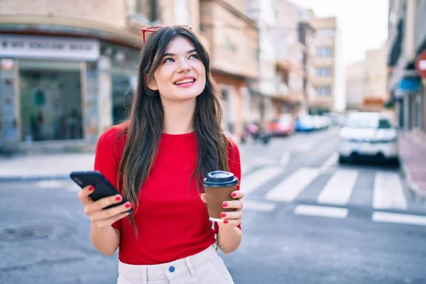 Молодая Кавказская Женщина Пользующаяся Смартфоном Пьющая Кофе Городе — стоковое фото
