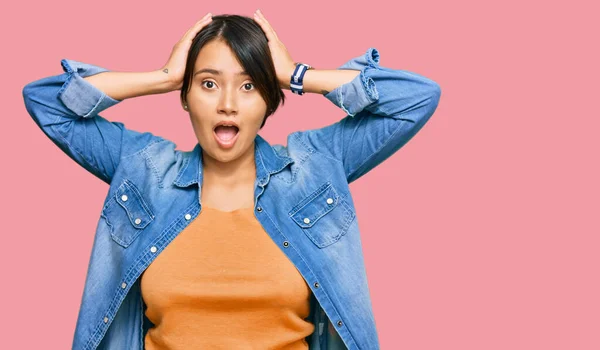 Joven Hermosa Mujer Hispana Con Pelo Corto Usando Chaqueta Vaquera — Foto de Stock