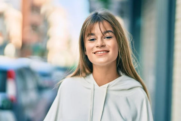 Vit Tonåring Flicka Ler Lycklig Stående Vid Staden — Stockfoto