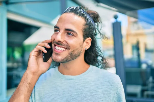 Jeune Homme Hispanique Souriant Heureux Parler Sur Smartphone Ville — Photo