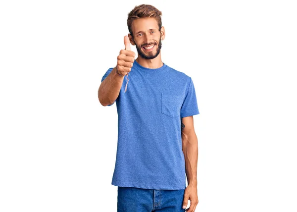 Bonito Loiro Com Barba Vestindo Roupas Casuais Sorrindo Feliz Positivo — Fotografia de Stock