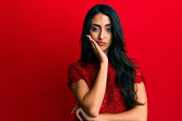 Mooie Latijns Amerikaanse Vrouw Dragen Elegante Kleding Rode Achtergrond Denken — Stockfoto