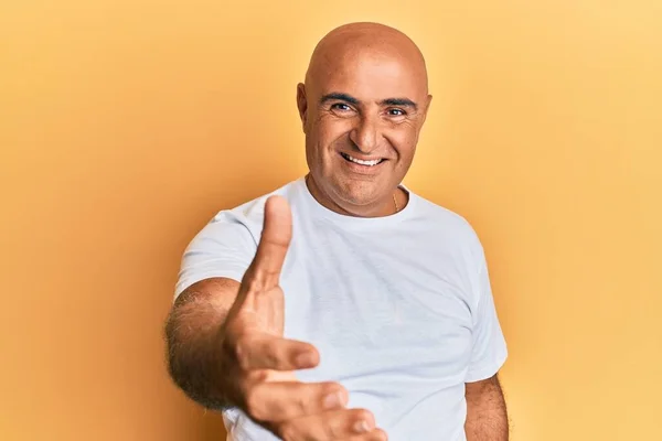 Dojrzały Mężczyzna Bliskim Wschodzie Luźnej Białej Koszuli Uśmiechnięty Przyjazny Oferując — Zdjęcie stockowe