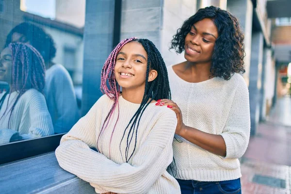 Güzel Afro Amerikan Anne Kızı Gülümsüyor Sarılıyorlar Yüzünde Tebessümle Şehirde — Stok fotoğraf