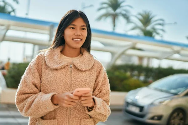 Ung Asiatisk Kvinna Ler Glad Med Smartphone Stan — Stockfoto