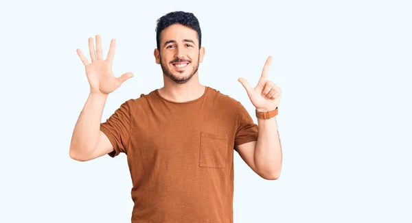Gündelik Kıyafetler Giyen Genç Spanyol Adam Yedi Numarayı Gösterip Işaret — Stok fotoğraf