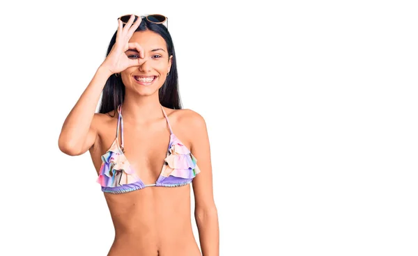 Bikini Güneş Gözlüğü Takan Genç Güzel Bir Latin Kız Hareketleriyle — Stok fotoğraf