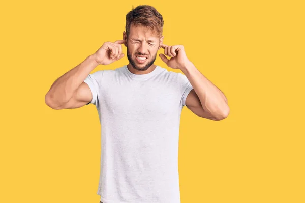 Hombre Caucásico Joven Con Camiseta Blanca Casual Que Cubre Las —  Fotos de Stock